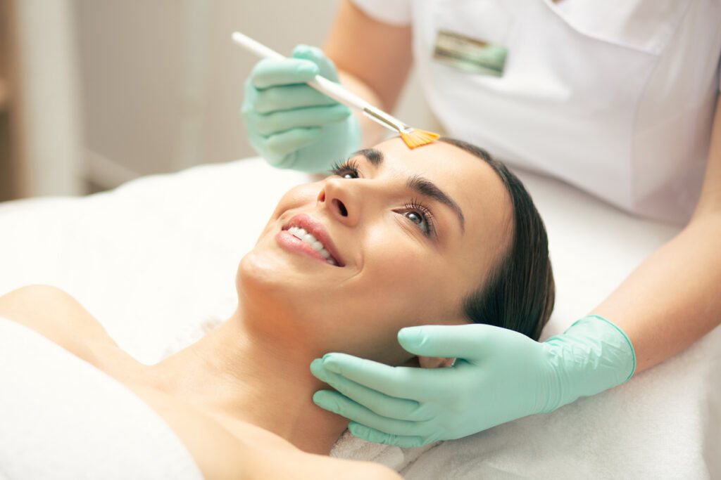 Aplicação de peeling no rosto